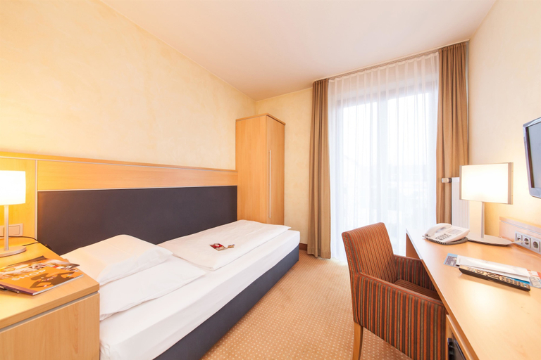 Bedroom 3, Hotel Offenbacher Hof, Offenbach am Main