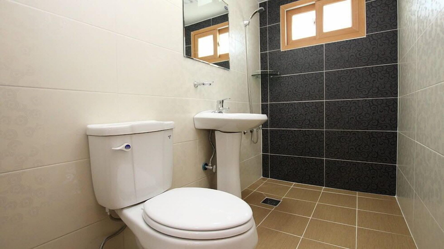 Bathroom 3, Chacharang Guesthouse, Gyeongju