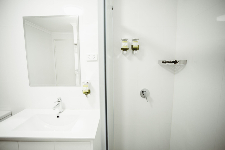 Bathroom 3, Colonial Motel Richmond, Hawkesbury