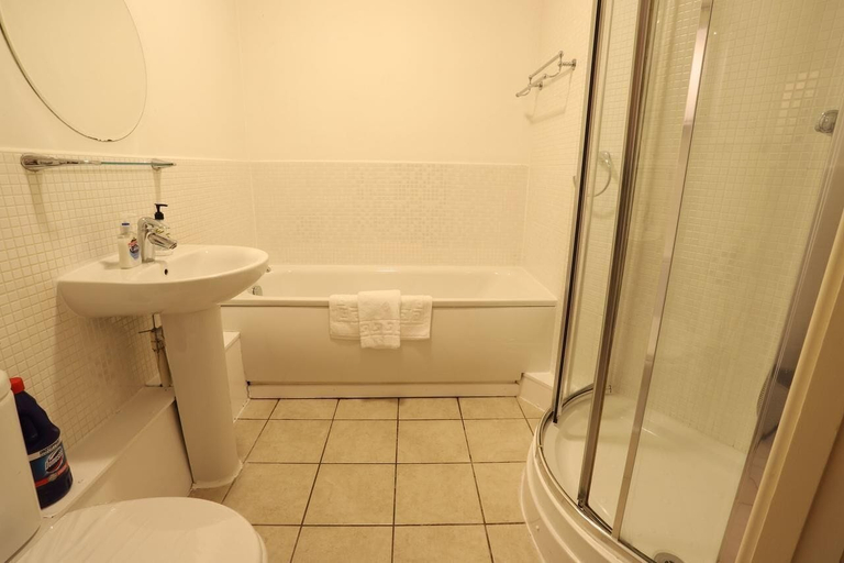 Bathroom 2, Cube Mailbox City Walk Garden View, Birmingham