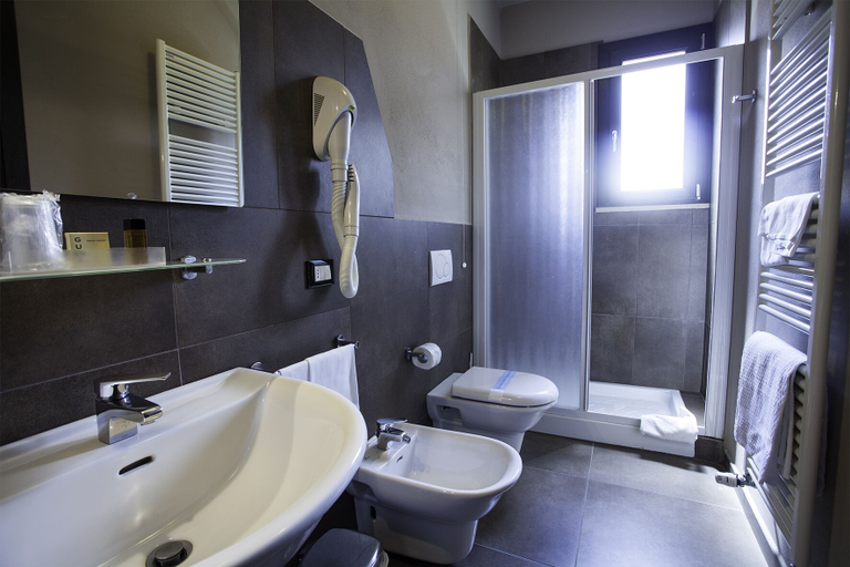 Bathroom 4, Hotel Le Badie, Livorno