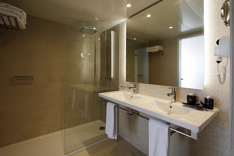 Bathroom 5, BG Hotel Rei del Mediterrani, Baleares