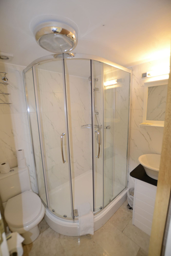 Bathroom 4, Cranbrook Hotel, London