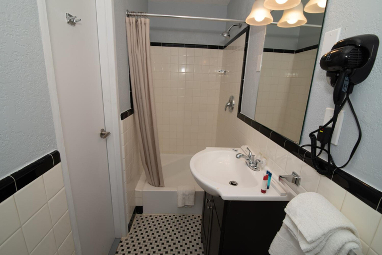 Bathroom 3, Howard Johnson by Wyndham Acton, Middlesex