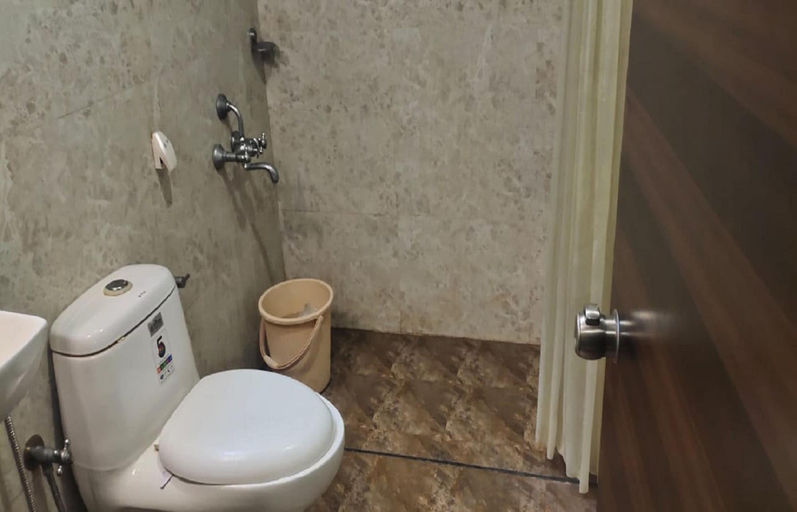 Bathroom 3, Hotel Grand Gaayatris, Kancheepuram