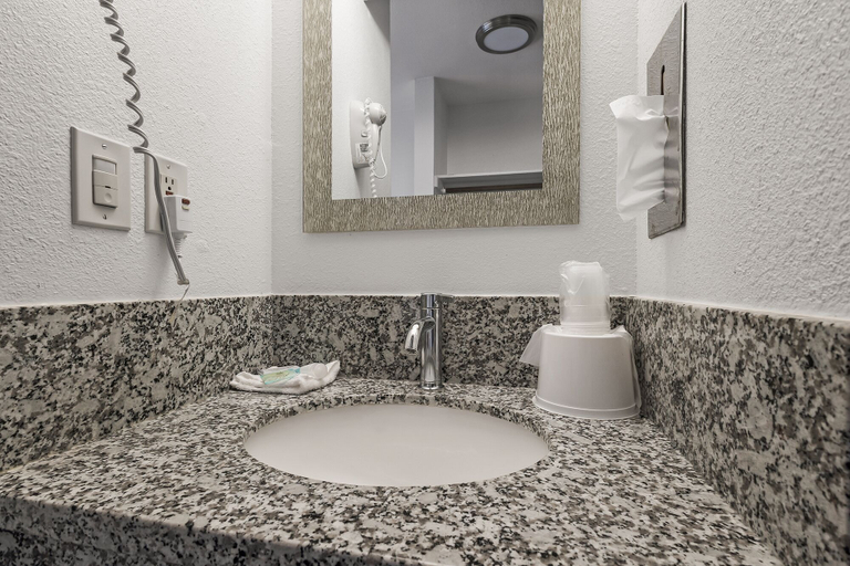 Bathroom 3, Grace Light Inn, Butte