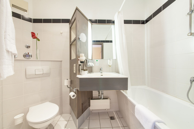 Bathroom 5, Hotel Offenbacher Hof, Offenbach am Main