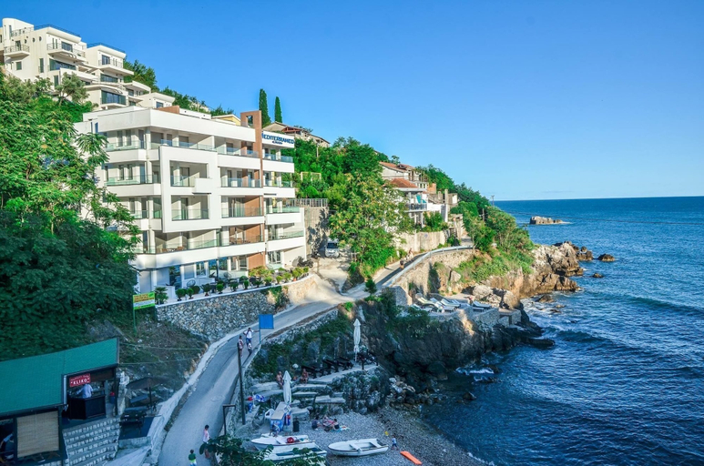 Exterior & Views