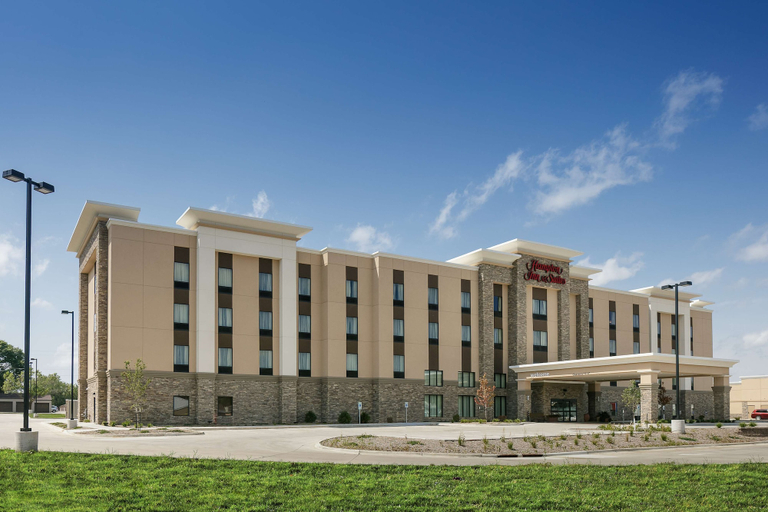 Exterior & Views 1, Hampton Inn & Suites Mason City, Cerro Gordo