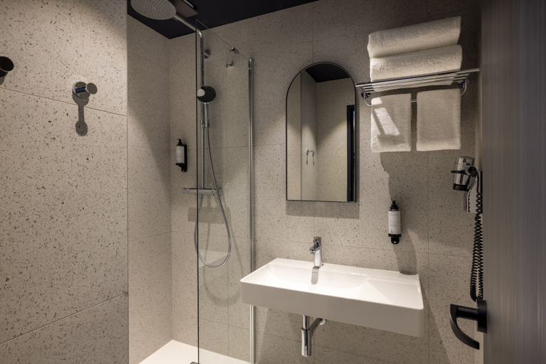 Bathroom 5, Hotel de France Gare de Lyon Bastille, Paris