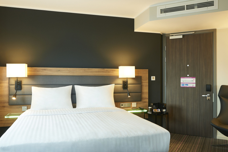 Bedroom 3, Moxy Edinburgh Airport, Edinburgh