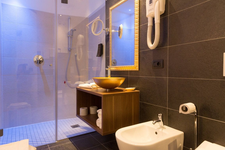 Bathroom 4, Hotel Pace, Verona