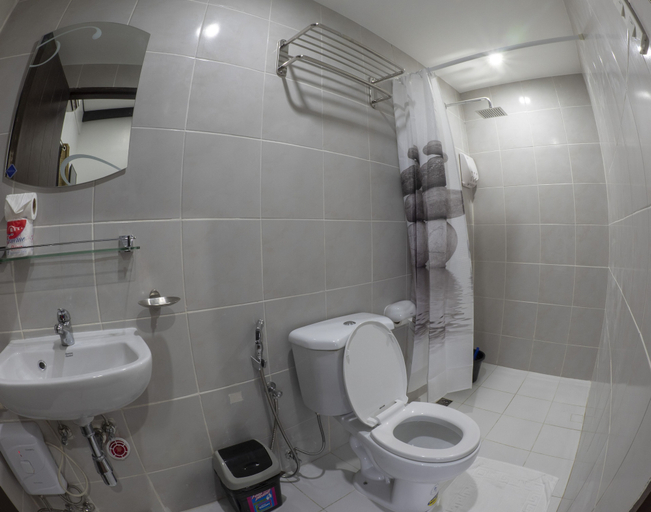 Bathroom 5, Blue Ribbon Dive Resort, Mabini