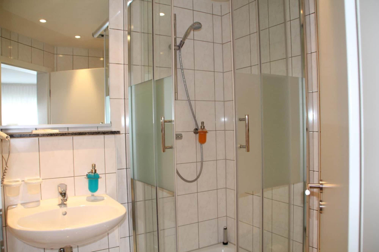 Bathroom 5, Trip Inn Hotel Zum Riesen, Main-Kinzig-Kreis