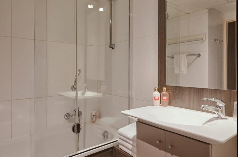 Bathroom 3, Aparthotel Adagio Access Marseille Saint-Charles, Bouches-du-Rhône