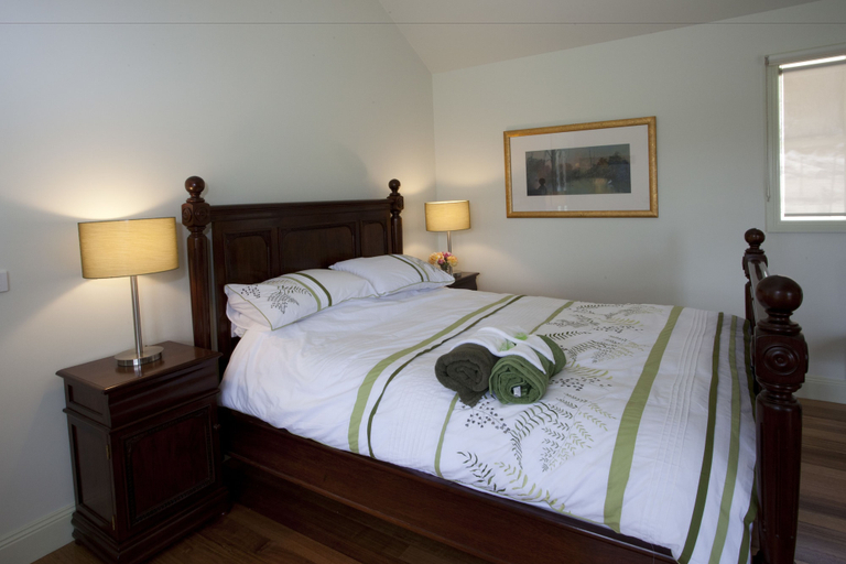 Bedroom, Honeyeater Cottage, Yarra Ranges - Central