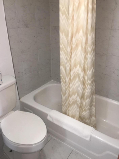 Bathroom 4, Finn's 66 Motel, Phelps