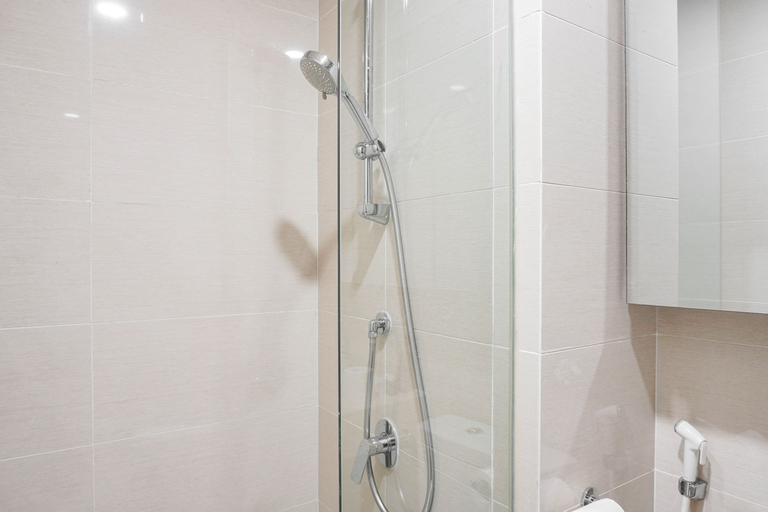 Bathroom 4, Comfort and Modern 1BR at Puri Mansion Apartment By Travelio, Jakarta Barat