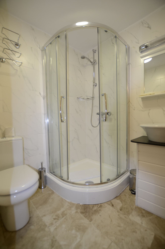Bathroom 4, Cranbrook Hotel, London