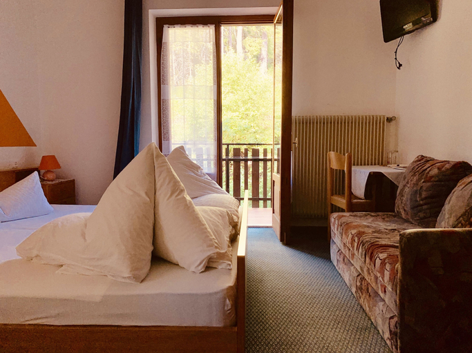Bedroom 3, Albergo Laugen Restaurant Bar Pins Romana Camper Parking Area, Bolzano