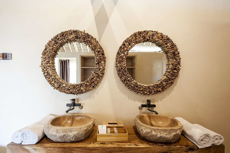 Bathroom 4, La Crique