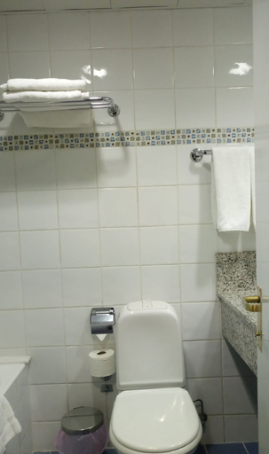 Bathroom 4, Castelli Hotel