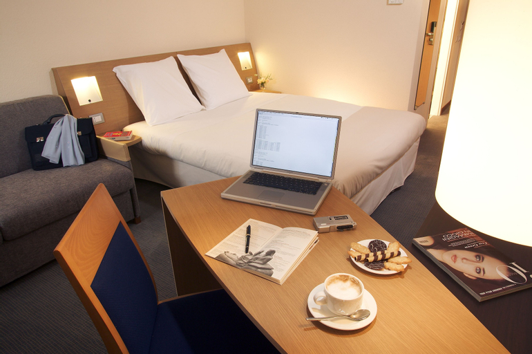Bedroom 4, Novotel Lyon Bron Eurexpo, Rhône