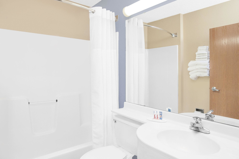Bathroom 4, Microtel Inn & Suites By Wyndham Clear Lake, Cerro Gordo