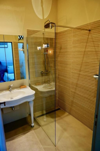 Bathroom 3, Villa Bacchus, Gironde