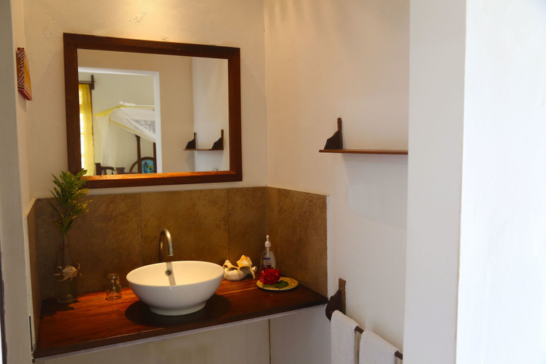 Bathroom 5, Karamba, Kusini