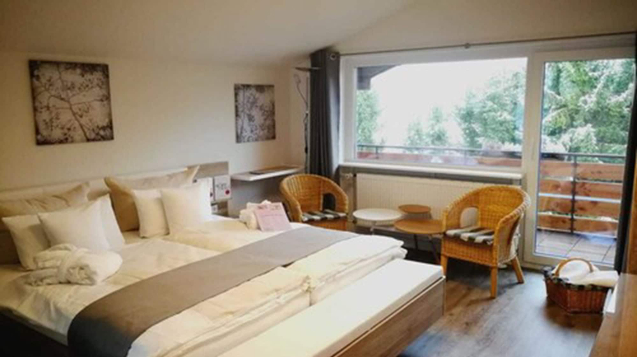 Bedroom 4, Ferienhotel Schwarzwälder Hof, Breisgau-Hochschwarzwald