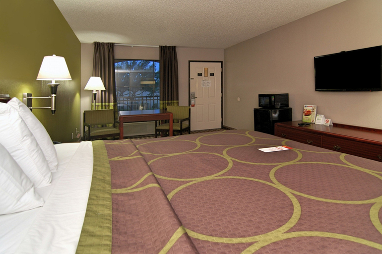 Bedroom 3, Super 8 by Wyndham Houston/NASA, Houston