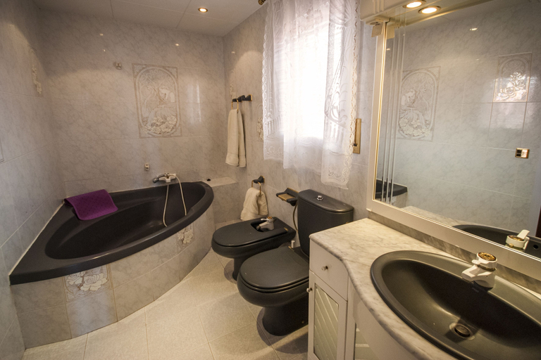 Bathroom 3, Villa Carvajal, Girona