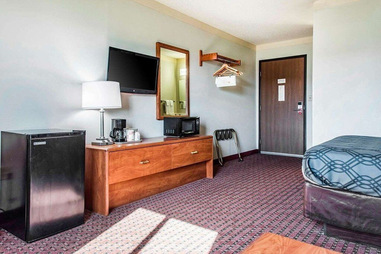 Bedroom 2, Travelers Lodge & Suites, Sibley