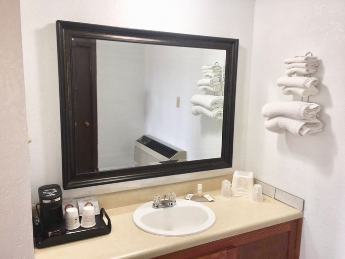 Bathroom 4, Finn's 66 Motel, Phelps