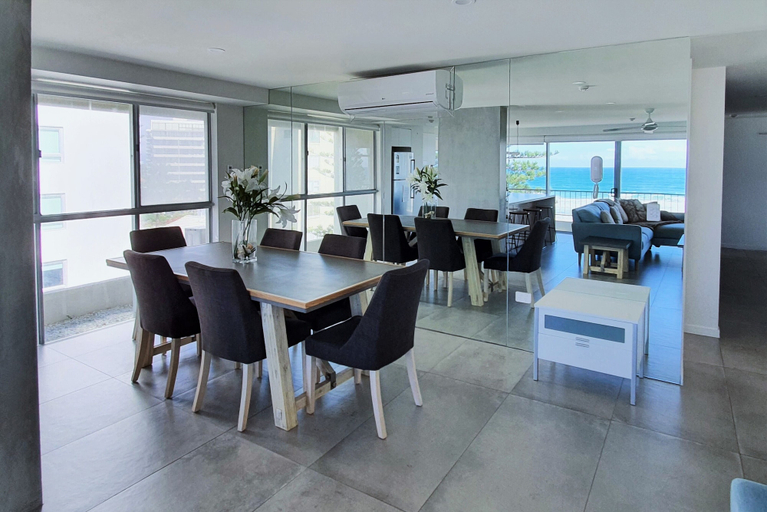 Food & Drinks, Surfers Chalet, Gold Coast