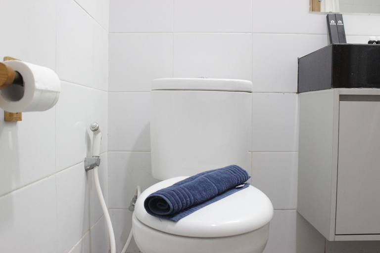 Bathroom 2, Comfy & Artsy Studio at Beverly Dago Apartment, Bandung