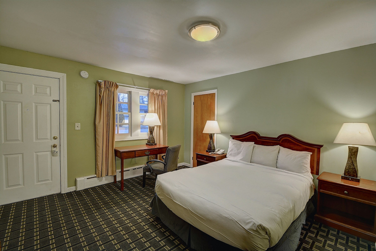 Bedroom 3, Colonial Motel, Windham