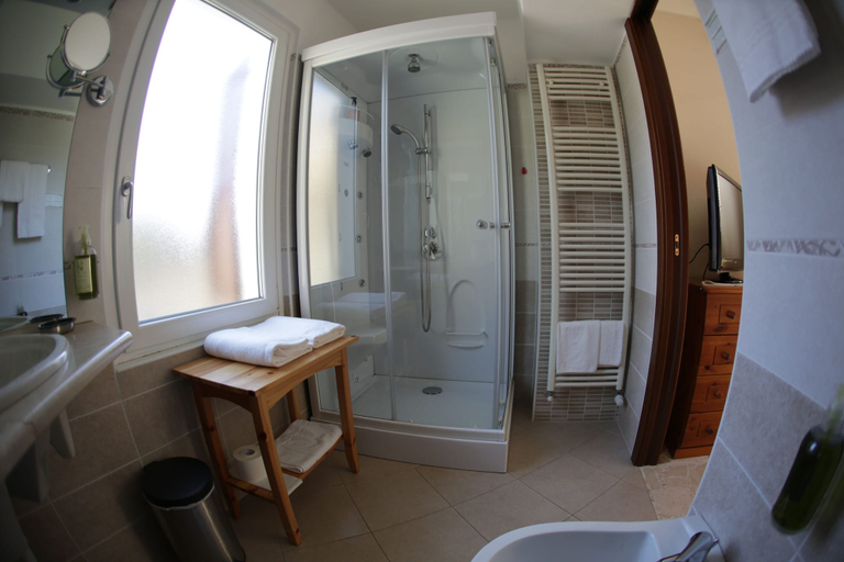 Bathroom 4, Aurora, Bergamo
