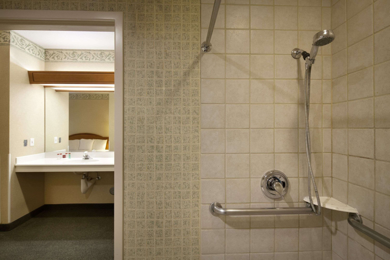 Bathroom 4, Ramada by Wyndham Olympia, Thurston