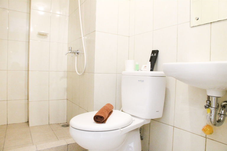 Bathroom 5, Modern Design 2BR The Springlake Summarecon Apartment, Bekasi