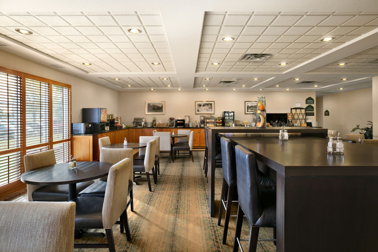 Food & Drinks 5, Wingate By Wyndham Calgary South, Division No. 6