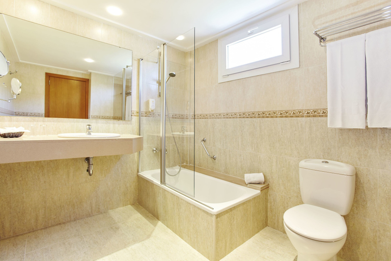 Bathroom 5, Universal Hotel Castell Royal, Baleares