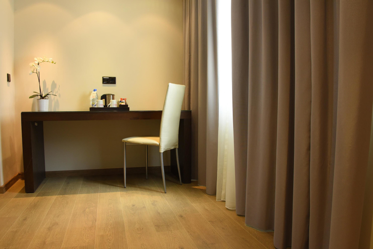Bedroom 2, Ramada by Wyndham Downtown Beirut, Beirut