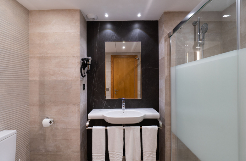 Bathroom 5, Hotel Apartamentos Bajondillo, Málaga