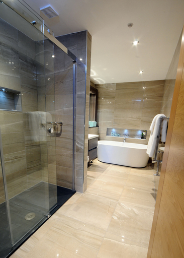 Bathroom 4, Flannery's Hotel Galway