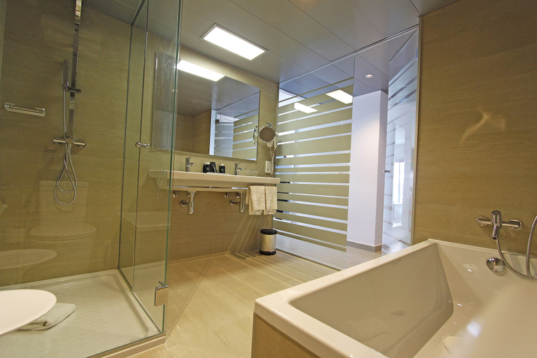 Bathroom 5, BG Hotel Tonga Tower, Baleares