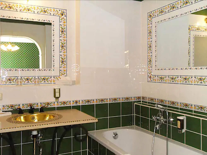 Bathroom 5, Hotel Auberge Mistral, Mittelsachsen