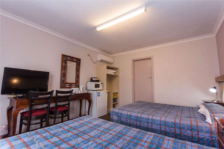 Bedroom 3, Sleepwell Motel, Albany