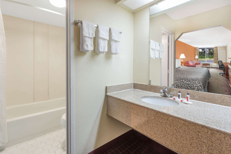 Bathroom 4, Days Inn by Wyndham Orangeburg South, Orangeburg